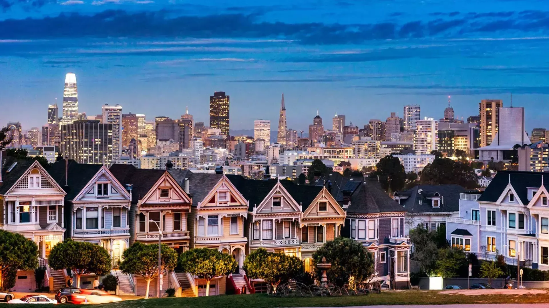 Las famosas Damas Pintadas de Alamo Square aparecen ante el horizonte de 贝博体彩app al atardecer.