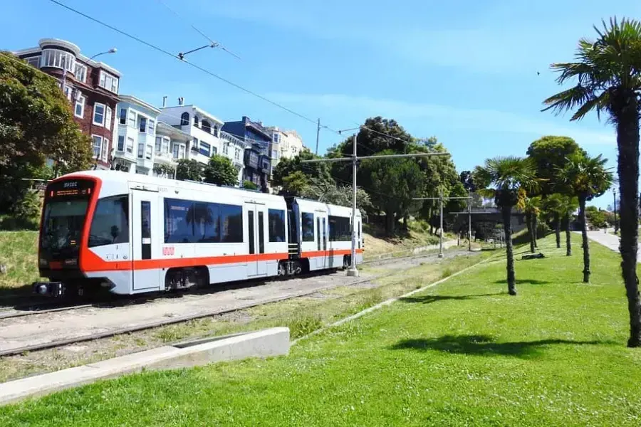 Um trem de passageiros MUNI percorre uma linha em São Francisco.