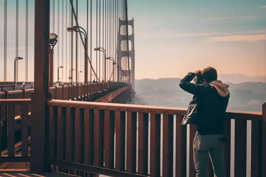 Homem tirando fotos na Ponte Golden Gate