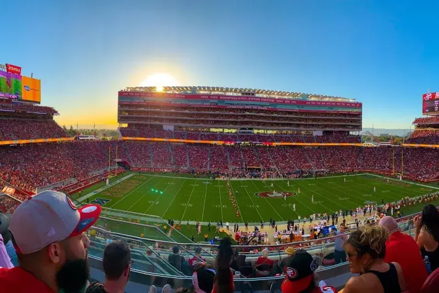 サンフランシスコ 49ers の本拠地、カリフォルニア州サンタクララのリーバイス スタジアムのフットボール フィールドの眺め。