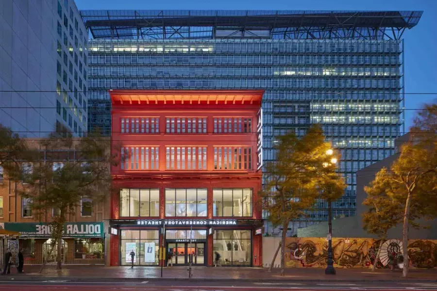 Exterior of the American Conservatory Theater at night. 贝博体彩app，加利福尼亚.