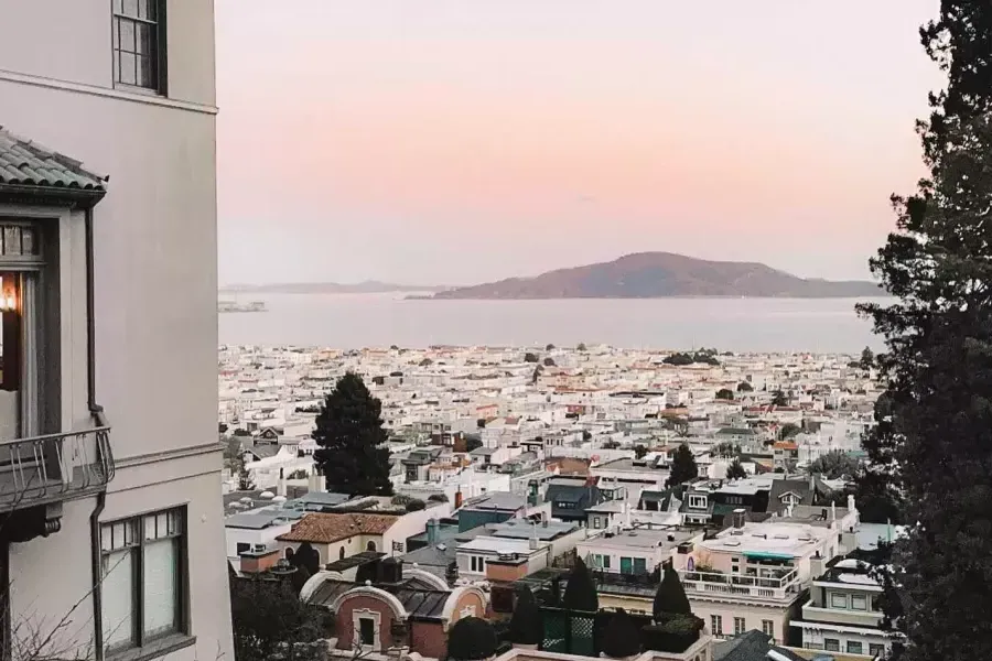 你可以在玛丽娜/太平洋高地的陡峭山坡上欣赏贝博体彩app湾的美景.