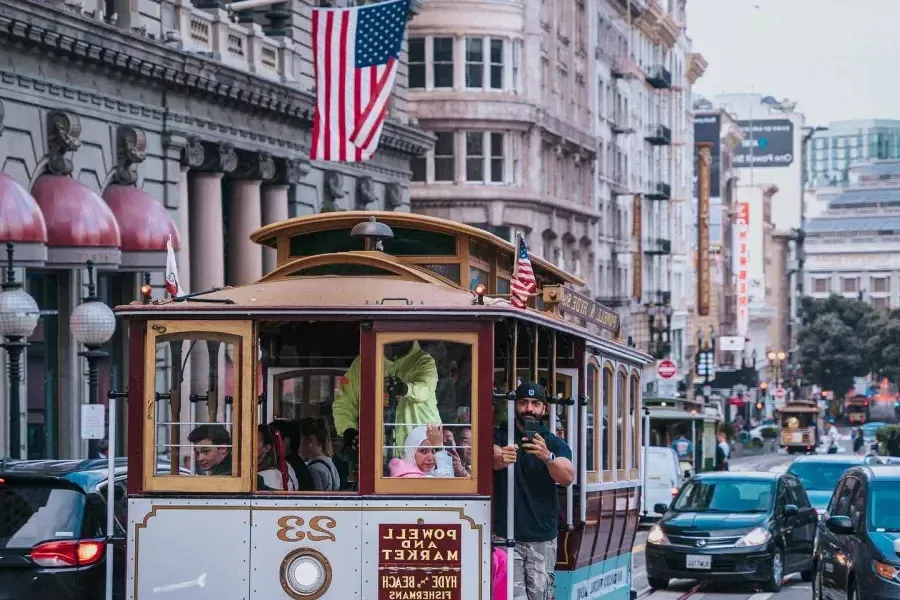 A cable car approaches of Union Square. 是贝博体彩app,california.