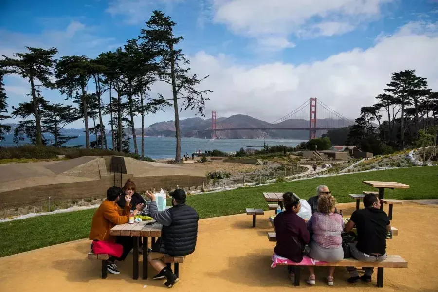 Gente haciendo un picnic en el Presidio. 