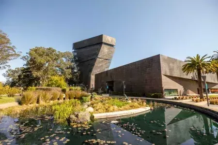 现代艺术博物馆(Exterior of the modern, angular de Young Museum). 圣弗朗西斯科，加州.