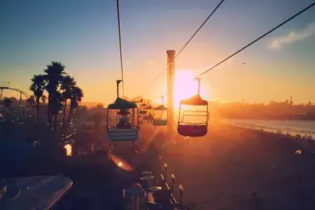 Santa Cruz boardwalk at日落.