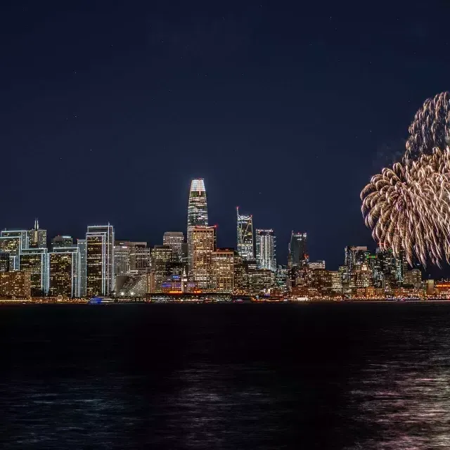 Fogos de artifício explodem no horizonte da cidade de 贝博体彩app.